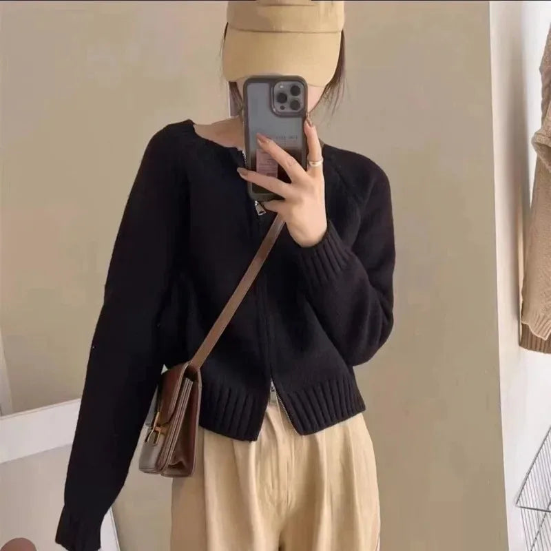 Cozy Knit Cardigan – Style that speaks comfort and confidence.