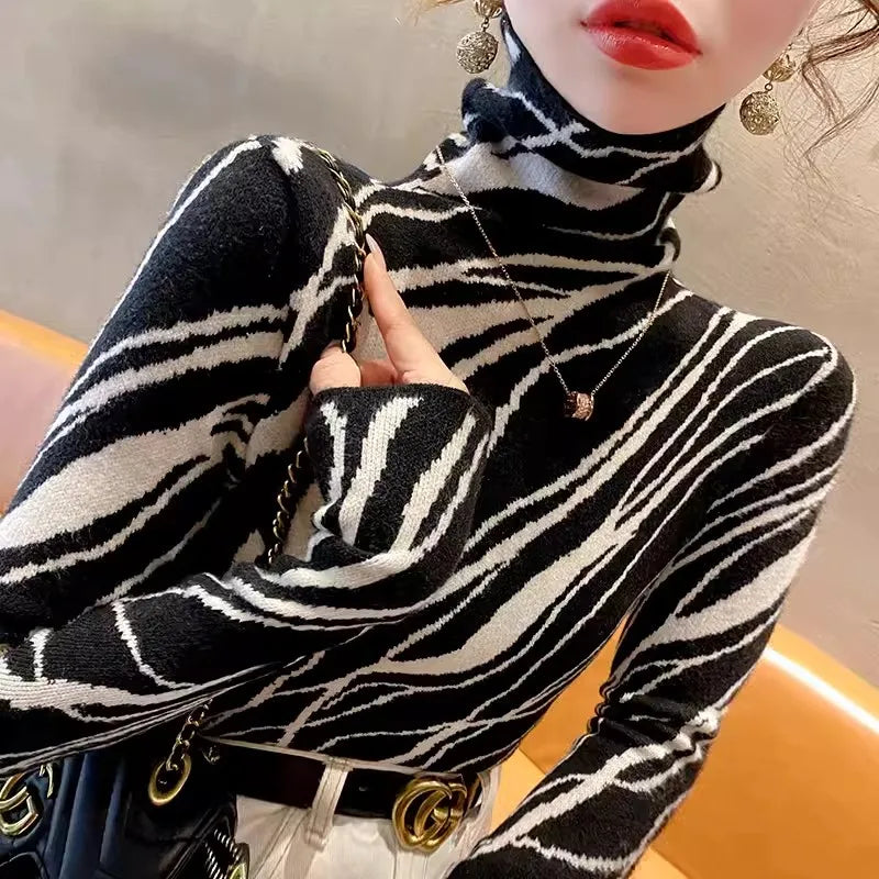 Raffiné - Patterned Elegance Turtleneck